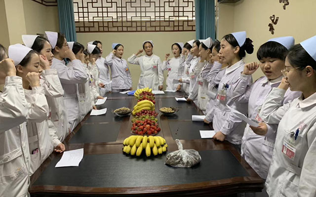 【5.12护士节】半岛电子,有限公司官网举办茶话会白衣天使受表彰(图2)